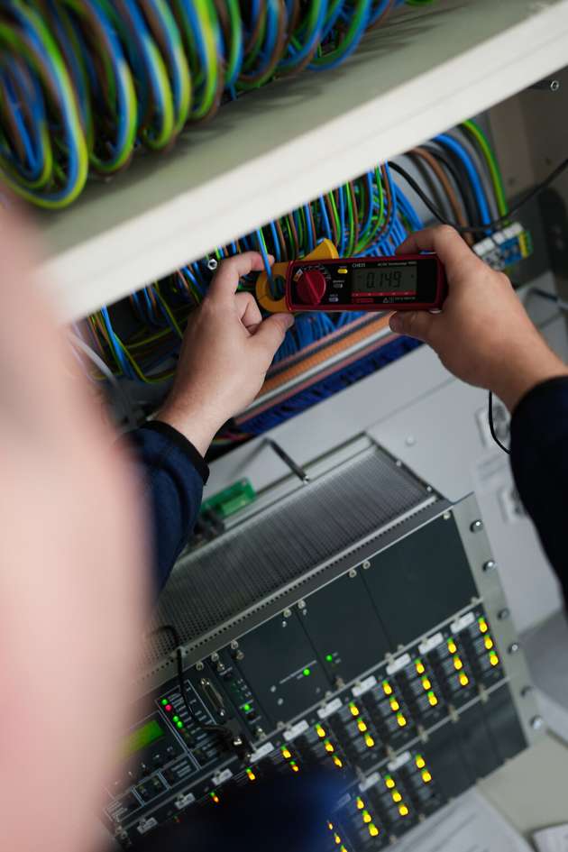 Für den sicheren Betrieb von Batteriespeichern sind neben elektrotechnischen Normen auch baurechtliche Vorgaben und herstellerspezifische Vorgaben zu beachten.