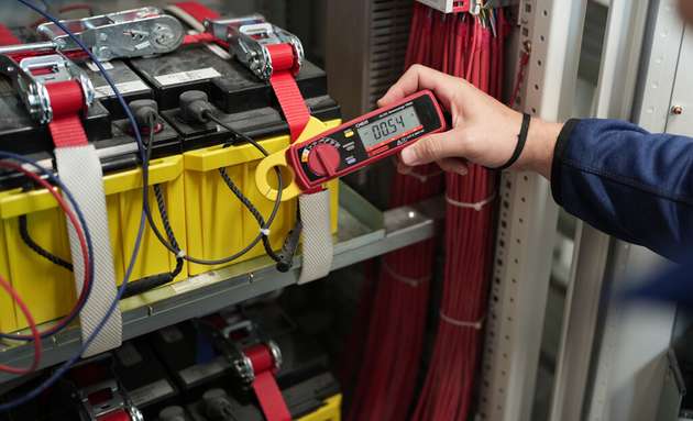 Batteriespeicher sind in verschiedenen Ausfertigungen vorzufinden - von kompakten typgeprüften Produkten über individuelle Lösungen zur Wiederverwendung recycelter Zellen.