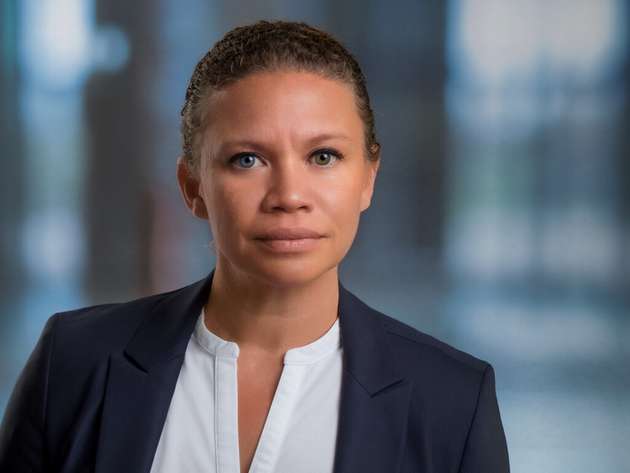 Jessica Bethune, Vice President Industrial & Process, Schneider Electric: Der Einstieg in die Digitalisierung und der Übergang zu einer modernen Fertigung ist entscheidend für Unternehmen, die auf dem heutigen schnelllebigen Markt wettbewerbsfähig bleiben wollen. Der Schlüssel dafür liegt in der Nutzung einer offenen, softwaredefinierten Automatisierung. Unternehmen können einen reibungslosen Übergang und den Erfolg ihrer Digitalisierungsreise sicherstellen, indem sie Lösungen schrittweise implementieren. Bei einem Wrap-and-Replace/Reuse-Ansatz zum Beispiel wird eine Art Adapter an ältere Geräte und Anwendungsprogramme angeschlossen, so dass sie in neue Technologieplattformen, wie zum Beispiel EcoStruxure Automation Expert (EAE), integriert werden können. Hinzu kommt das EAE Hardware und Software entkoppelt, sodass eine Anlage bei einer Modernisierung ihre Software und Anwendungsprogramme behalten und nur ihre Hardware aktualisiert werden kann.