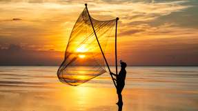 Der TÜV Süd gibt einen Überblick über die Anforderungen für den Betrieb von Batteriespeichern in industriellen und gewerblichen Umfeldern.