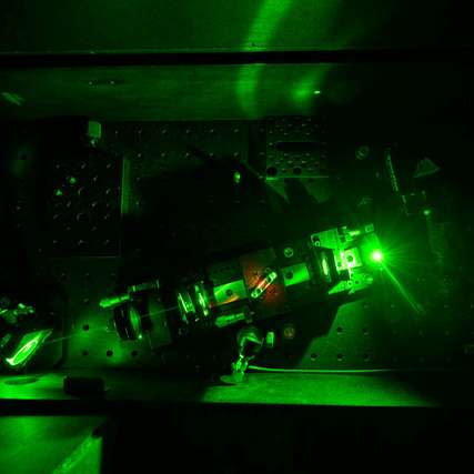 Chunlei Guo erzeugt mithilfe eines Lasers ultraschnelle Laserpulse, mit denen er Nanostrukturen in Metalloberflächen ätzt und so hocheffiziente STEGs erzeugt.