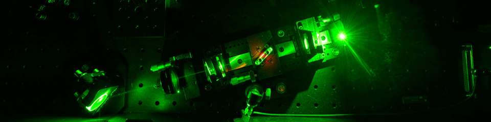 Chunlei Guo erzeugt mithilfe eines Lasers ultraschnelle Laserpulse, mit denen er Nanostrukturen in Metalloberflächen ätzt und so hocheffiziente STEGs erzeugt.