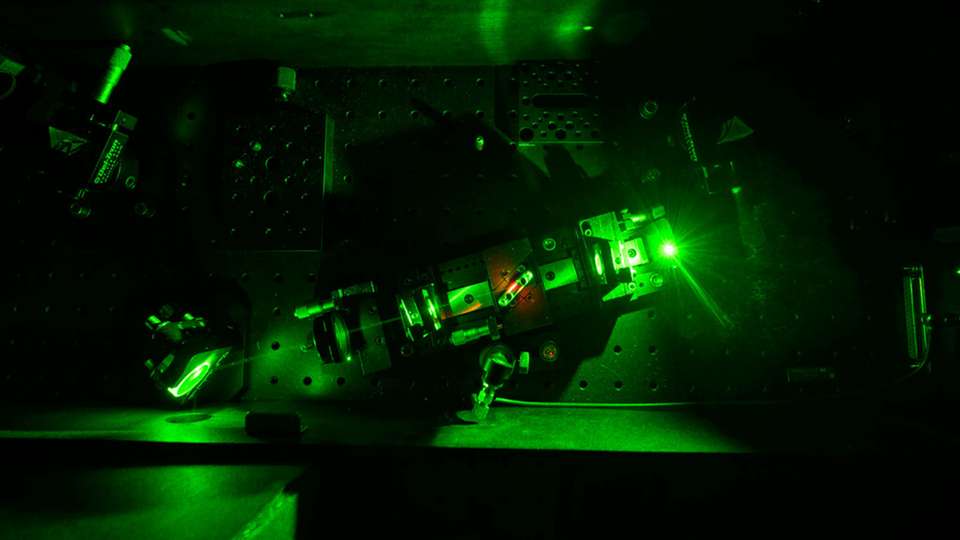 Chunlei Guo erzeugt mithilfe eines Lasers ultraschnelle Laserpulse, mit denen er Nanostrukturen in Metalloberflächen ätzt und so hocheffiziente STEGs erzeugt.