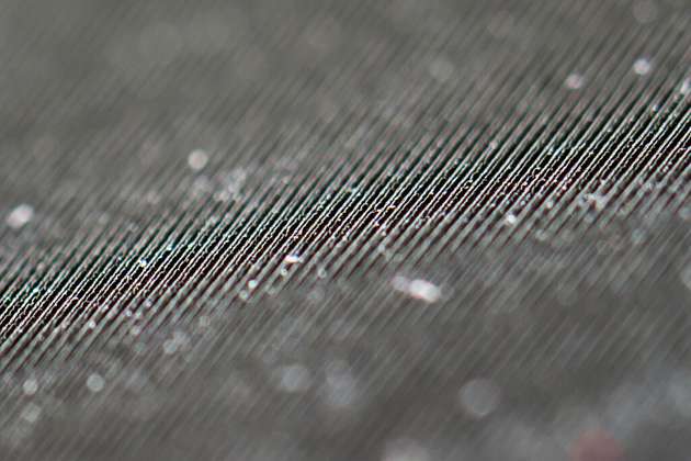 Geätzte Energie: Nahaufnahme lasergeätzter Nanostrukturen auf der Oberfläche eines solarthermoelektrischen Generators.