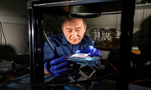 Der Forscher Chunlei Guo vom Rochester Institute of Technology testet einen solarthermoelektrischen Generator (STEG), dessen Oberfläche mit Femtosekunden-Laserpulsen geätzt wurde, um die Absorption und Effizienz von Solarenergie zu steigern. Das Design seines Labors für Schwarzmetall-Technologie trägt dazu bei, einen STEG zu entwickeln, der 15-mal effizienter ist als bisherige Geräte. Damit ebnet er den Weg für neue Technologien im Bereich der erneuerbaren Energien.