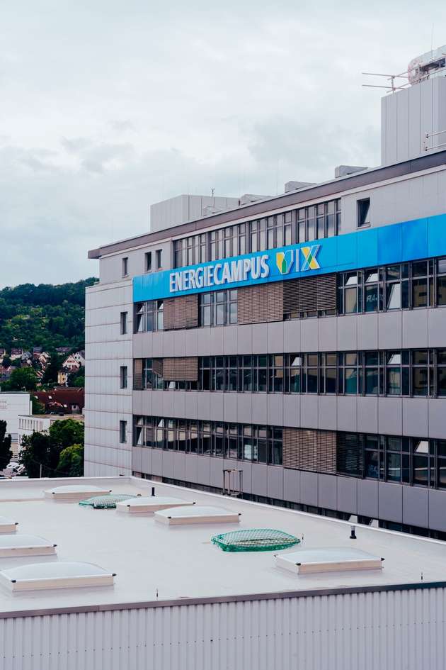 Energiedatenmanagement in der Praxis: Die Technologiepartnerschaft zwischen Siemens und der Stadtwerke Stuttgart-Gruppe startete 2024 mit der Modernisierung des Firmen-Hauptsitzes in der Stuttgarter Kesselstraße. 