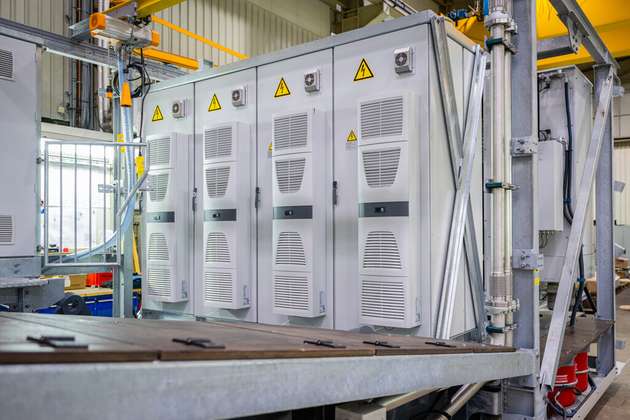 Insgesamt acht IS2 Automationsschränke sind im Einsatz. Diese wurden als Block angereiht sowie Rücken an Rücken montiert, sodass die Gesamtabmessungen bei 2200x3200x1600mm (HxBxT) lagen.