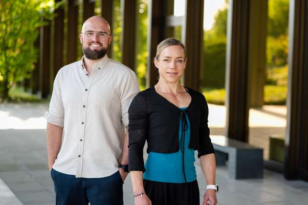 Die Paderborner Wissenschaftler Dr. Sandra Gausemeier (rechts) und Dr. Tim Lehmann (links) erforschen neue Technologien für sicheres autonomes Fahren.