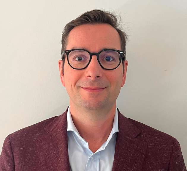 Cyril Clocher, Senior Director der  HPC SoC Business Division bei Renesas: Die größte Herausforderung beim Betrieb leistungsstarker elektronischer Steuergeräte (ECUs) in Fahrzeugen besteht in der Energieeffizienz. Renesas verfolgt das Ziel, die Energieeffizienz und Reichweite von EVs zu verbessern, indem der Energieverbrauch der Chips selbst optimiert sowie ein Beitrag zur Gewichtsreduktion des Fahrzeugs geleistet wird. Der neueste Renesas SoC, R-Car Gen5, nutzt den 3-nm-Technologieknoten für Automotive und ist 30 Prozent effizienter als Bausteine, die in einem 5-nm-Prozess gefertigt werden. Wir erreichen damit ein branchenführendes Verhältnis von Leistung zu Energieverbrauch. Als domänenübergreifende Lösung, die mehrere Funktionsbereiche in einem SoC unterstützt, reduziert R-Car Gen5 auch die Anzahl benötigter ECUs und Kabelbäume. Dies verringert Gewicht und verbessert die Reichweite.