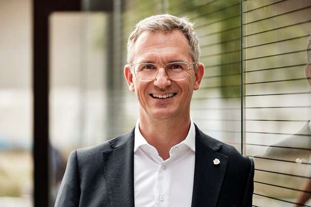 Ansgar Hein, Chairman bei SGET: Die Integration elektronischer Komponenten in Elektrofahrzeuge ist ein Balanceakt: Bauraum ist knapp, jedes Gramm Gewicht zählt, thermische Konzepte müssen von Anfang an mitgedacht werden, und die Systeme sollen Vibrationen, Feuchtigkeit und extremen Temperaturschwankungen über viele Jahre hinweg standhalten. Gleichzeitig verlangt die Modellvielfalt nach skalierbaren Architekturen, die sich einfach anpassen lassen, ohne jedes Mal in ein komplett neues Design zu führen. Offene Schnittstellen sind entscheidend, um proprietäre Sackgassen zu vermeiden. Zudem treibet die wachsenden Anforderungen an Sensorik, Kommunikation und intensiver Datenverarbeitung den Bedarf an standardisierten High‑Speed‑Verbindungen extrem voran.