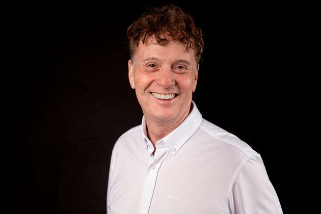 Sven Bauer, Gründer und Group CEO von BMZ Germany: Wie in allen Bereichen gibt es langfristig nicht die eine Energiespeichertechnologie, entscheidend ist die optimale Lösung für die jeweilige Anwendung. Je nach Einsatzszenario bieten unterschiedliche Systeme das größte Potenzial. Für Heimspeicher bieten sich heute LFP-Zellen an, aufgrund Sicherheit und Preis-Leistungs-Verhältnis. Natrium-Ionen-Technologien werden hier künftig stark an Bedeutung gewinnen. Für Industrieanwendungen, Container und Peak Shaving bieten LTO, NMC und NCA hohe Zyklenzahlen, Belastbarkeit und Temperaturstabilität bis 0 °C. Entscheidend ist nicht eine einzelne Technologie, sondern die Kombination aus Effizienz, Nachhaltigkeit und Anwendungspassung.