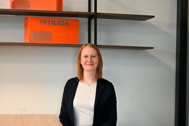 Sarah Scharfen, Business Development Managerin bein Intilion: Langfristig sehen wir Lithium-Ionen-Batteriegroßspeicher als die vielversprechendste Energiespeichertechnologie. Sie bieten bereits heute eine besonders effiziente und sichere Lösung zur Stabilisierung von Stromnetzen und zur Gewährleistung einer verlässlichen Energieversorgung. Dank rasanter technologischer Entwicklungen, wie etwa bei der Energiedichte, verbessern sich Leistungsfähigkeit und Wirtschaftlichkeit kontinuierlich. Damit schaffen sie eine starke Grundlage für tragfähige Geschäftsmodelle und eine erfolgreiche, nachhaltige Energiewende.