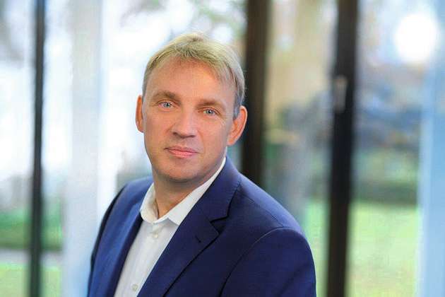 Stefan Schröder, Experte für nachhaltige Energiesysteme bei Sonepar: Ich halte Batteriespeichersysteme, fast ausschließlich auf Lithium-Basis, für sehr vielversprechend. Lithium-Eisenphosphat-Batterien haben zwar eine geringe Energiedichte – jedoch eine höhere Lebensdauer und Sicherheit. Sie sind weniger anfällig für thermisches Durchgehen (Überhitzung oder Feuer). Aus diesem Grund hat sich diese Speicherart für Photovoltaikanlagen bereits durchgesetzt. Daneben stehen weitere Batterietechnologien, wie Natrium-Ionen- und Natrium-Nickelchlorid-Systeme in den Startlöchern. Laborergebnisse zeigen jedoch aktuell noch, dass diese alternative Stromspeicherung im Vergleich zur Speicherung in Lithium-Batterien noch deutlich höhere Verluste aufweisen.