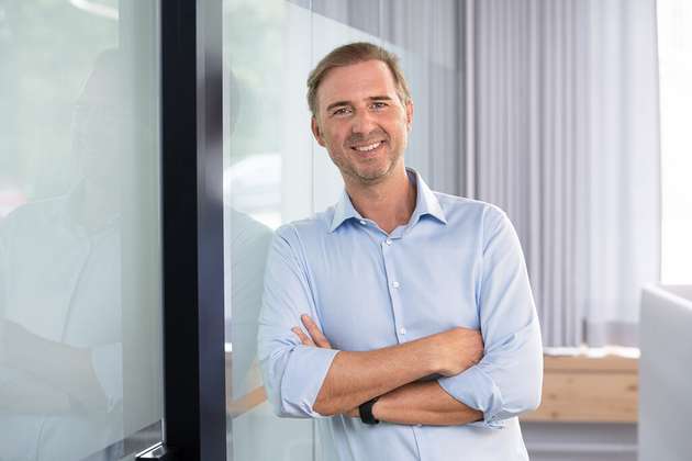 Fermin Bustamante, VP Sales & Marketing DACH bei Sonnen: Wir setzen bei Sonnen konsequent auf die Vernetzung von Heimspeichern zu virtuellen Kraftwerken. Einzelne Speicher im Eigenverbrauch schöpfen ihr Potenzial nur begrenzt aus. Erst im Verbund können sie aktiv Schwankungen im Stromnetz ausgleichen, die Integration erneuerbarer Energien verbessern und somit zur Stabilität des Netzes beitragen. Diese intelligente Vernetzung schafft zusätzliche Erlösquellen für Speicherbesitzer und entlastet gleichzeitig das Stromnetz, wodurch Netzkosten für alle gesenkt werden können. Die Basis dafür ist eine langlebige und robuste Batterietechnologie, die dauerhaft zuverlässige Leistung garantiert. In Kombination mit digitaler Vernetzung ist das für uns der Schlüssel für eine nachhaltige Energiezukunft.