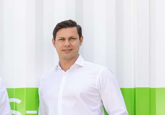 Simon Schandert, CTO und Co-Gründer von Tesvolt: Batteriespeicher sind in den letzten Jahren zu einer der wichtigsten Speichertechnologien geworden, weil sie weniger kosten und einen geringen ökologischen Footprint haben. Die Lithium-Eisen-Phosphat-Technologien (LFP) werden die nächsten Jahre dominieren und sich weiterentwickeln, zum Beispiel wird es noch langlebigere Zellen geben. Ob und wann auch Feststoffzellen zum Einsatz kommen, ist noch unklar. Dagegen sind Natrium-Ionen-Batterien technologisch eine spannende Alternative – sie müssen aber noch langlebiger und preislich wettbewerbsfähiger werden. Dann sehe ich in der Natrium-Ionen-Batterie eine gute Möglichkeit für die EU, sich unabhängiger vom strategisch kritischen Rohstoff Lithium zu machen.