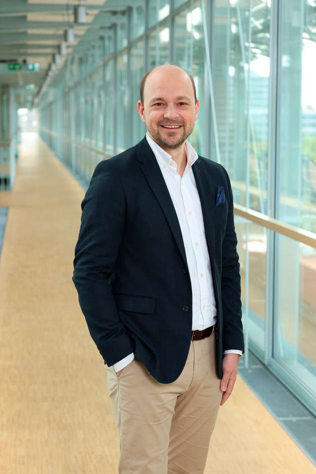 Arne Hauner, Director Innovation bei Uniper: Zukünftig wird nicht eine Speichertechnologie dominieren, sondern ein intelligent orchestriertes Portfolio zur Ermöglichung von kurz- bis mittelfristiger Flexibilität, saisonaler Speicherung und Sektorenkopplung. Entscheidend ist, je nach Aufgabe die richtige Lösung zu wählen – unter Berücksichtigung von Zeitdimension, Energieträgerform und Systemintegration. Strom-Speicher wie dezentrale innovative Flow Batterien, Natrium Ionen und Metal Air Batterien sowie zentrale Pumpspeicherkraftwerke und CAES können einen Beitrag leisten. Ferner brauchen wir thermische Speicher und molekülbasierte Speicher wie Wasserstoff, Ammoniak, Methanol oder SAF für längerfristige Speicherung und Sektorenkopplung.