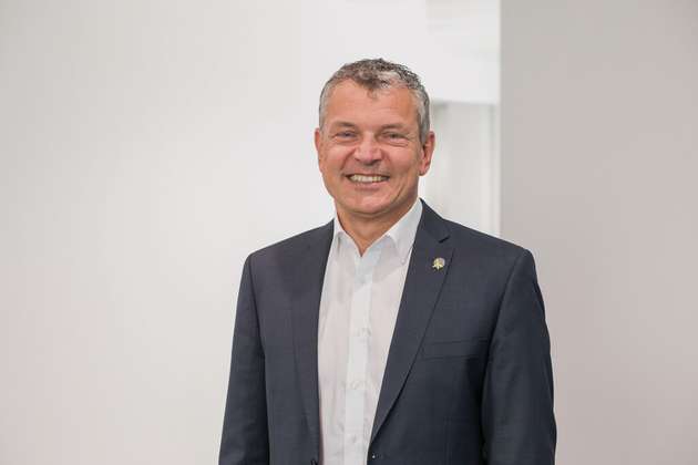 Gabriel Schwanzer, Leiter Vertrieb, Marketing und Director Business Unit Wind / Energy bei Bachmann electronic: Bei Bachmann electronic kümmern wir uns seit Jahren um den wirtschaftlichen und technischen Langzeiterhalt von Bestandsanlagen. Nicht jede gealterte Anlage erfordert ein Repowering. Für die meisten bietet sich eine passende Bachmann-Retrofit-Lösung an, die sowohl ökonomisch als auch ökologisch ist. Mit nur wenigen Tagen Stillstandzeit und im Gegensatz zu Repowering mit sehr viel geringeren Investitionen, sind unsere Retrofit-Umsetzungen ein sicherer Garant für viele Jahre lukrativen und sicheren Weiterbetrieb.