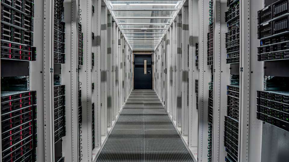 Das Infomaniak-Rechenzentrum in Genf setzt Abwärme von Servern als Energiequelle ein und versorgt 6.000 Haushalte im Winter mit Wärmezufuhr.