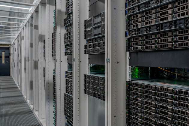 Leistungsstarke Server im Detail – Symbol für den steigenden Energiebedarf und die Bedeutung neuer Kühlsysteme.