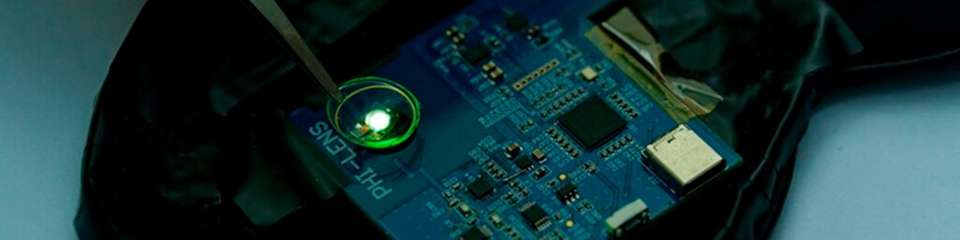 Eine vom KAIST-Forschungsteam entwickelte ultradünne OLED-Kontaktlinse ermöglicht erstmals eine drahtlose und unkomplizierte Netzhautdiagnostik außerhalb der Dunkelkammer.