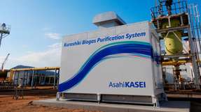 In der japanischen Stadt Kurashiki betreibt Asahi Kasei seit Februar 2025 eine Demonstrationsanlage, die Biogas aus Klärschlamm zu hochreinem Biomethan aufbereitet.