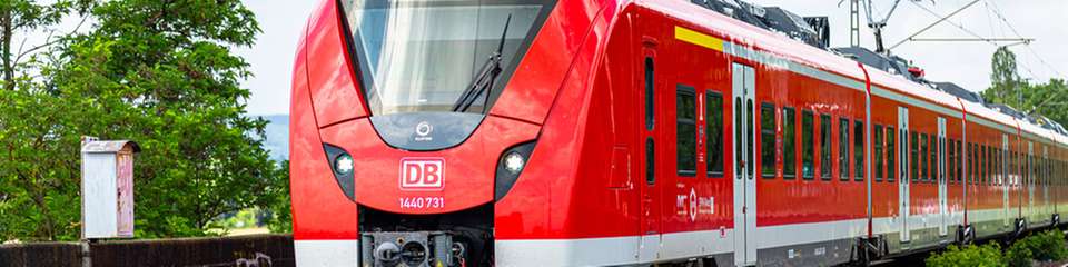 Die Deutsche Bahn rückt den öffentlichen Nahverkehr in den Fokus der IAA Mobility 2025: Auf dem Königsplatz in München können Besucher erstmals ein Modell der neuen XXL-S-Bahn erleben, die ab 2028 im Einsatz sein soll.