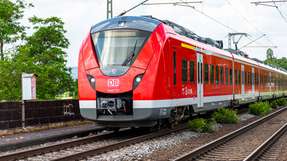 Die Deutsche Bahn rückt den öffentlichen Nahverkehr in den Fokus der IAA Mobility 2025: Auf dem Königsplatz in München können Besucher erstmals ein Modell der neuen XXL-S-Bahn erleben, die ab 2028 im Einsatz sein soll.