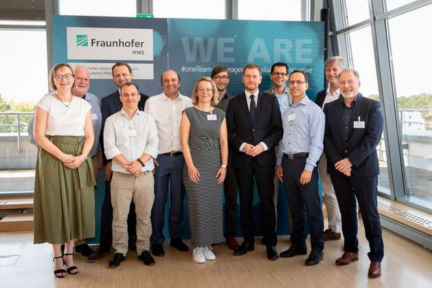 Festakt zu 20 Jahre CNT – von links nach rechts: Dr. Wenke Weinreich, Leiterin des Center Nanoelectronic Technologies am Fraunhofer IPMS; Prof. Dr. Hubert Lakner, ehemaliger Institutsleiter des Fraunhofer IPMS; Dr. Lukas Gerlich, Bosch & Alumnus, Dr. Thomas Oszinda, Siltectra & Alumnus; Dr. Manfred Horstmann, General Manager und Senior Vice President bei GlobalFoundries; Dr. Katja Steidel, AMTC & Alumna; Dr. Maximilian Drescher, GlobalFoundries & Alumnus; Ministerpräsident Michael Kretschmer; Dr. Frank Kromer, Digitalpolitischer Sprecher der CDU-Fraktion im Sächsischen Landtag; Prof. Dr. Harald Schenk, Institutsleiter des Fraunhofer IPMS; Albrecht Pallas, Vierter Vizepräsident des Sächsischen Landtags (SPD); Sächsischer Ministerpräsident Michael Kretschmer; Dr. Axel Preusse, Senior Manager bei Bosch.
