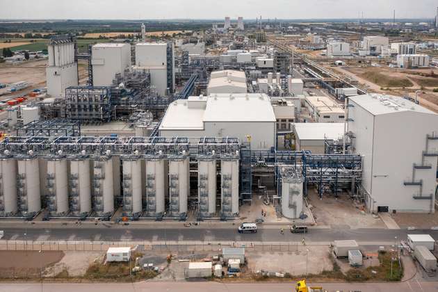 In Leuna entsteht derzeit eine Anlage mit Signalwirkung: UPM Biochemicals baut die weltweit erste industrielle Bioraffinerie, die Biochemikalien auf Basis von Laubholz herstellt. 