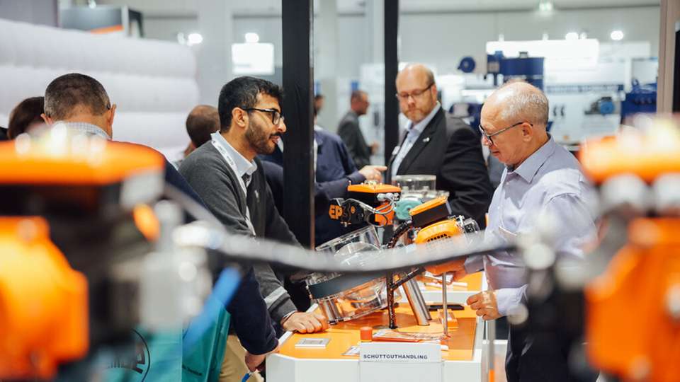 Die Jubiläumsausgabe der Solids Dortmund 2026 bietet neben über 300 Ausstellern neue Formate wie die Special Area „Prozessautomatisierung“, den Polish Pavilion, einen erstmals vergebenen Start-up-Award sowie den Branchen-Podcast „Bulk-Talk“.