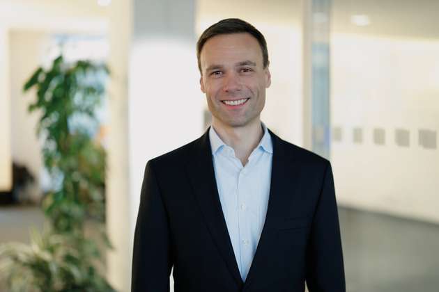 Claus Urbanke, VP Wind, Solar & Storage Development bei Statkraft: Als Betreiber und Vermarkter von Onshore-Windenergie in Deutschland verfügt Statkraft über umfassende Expertise entlang der gesamten Wertschöpfungskette. Wir setzen auf Wachstum im Windbereich und zeigen, wie wir dieses durch das Repowering von Bestandsanlagen und die Entwicklung von Greenfield-Projekten realisieren wollen. Darüber hinaus beleuchten wir die Vermarktung von Windenergie im Spannungsfeld zwischen langfristigen Power Purchase Agreements (PPAs) und kurzfristiger Marktdynamik und erläutern, wie die Kombination von PPAs mit angeschlossenen Batteriespeichern völlig neue, lukrative Handlungsspielräume für Betreiber erschließt.