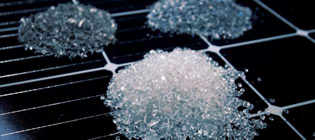 Solarmodule sind bis zu 95 Prozent recycelbar. Die meisten Inhaltsstoffe wie Silizium, Aluminium und Kupfer lassen sich für neue Module wiederverwerten.