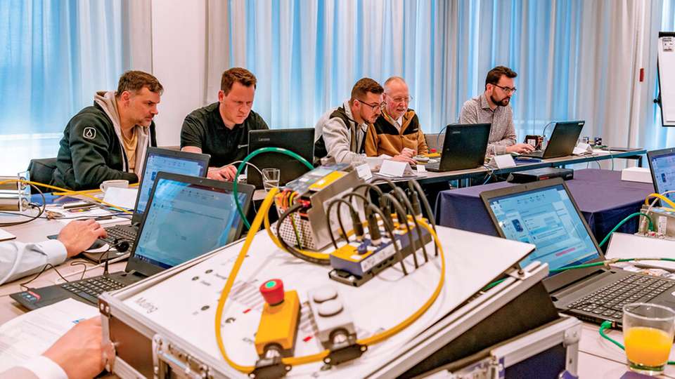 Für Produktionsverantwortliche, Instandhaltung, OT/IT-Teams sowie Engineering und Energiemanagement bietet der Treff damit genau das, was im Alltag oft fehlt: die Gelegenheit, Technologien unter Realbedingungen zu prüfen, Entscheidungen fundiert vorzubereiten und Roadmaps zu schärfen.