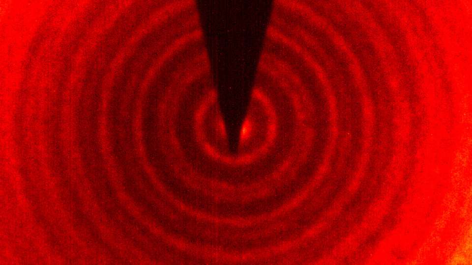 Mit einem Strahl aus Heliumatomen haben sie eine dünne Membran aus Graphen durchleuchtet. Die Materiewellen des Atomstrahls erzeugen hinter der Membran ein charakteristisches Wellenmuster.