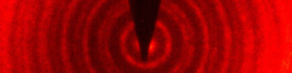 Mit einem Strahl aus Heliumatomen haben sie eine dünne Membran aus Graphen durchleuchtet. Die Materiewellen des Atomstrahls erzeugen hinter der Membran ein charakteristisches Wellenmuster.