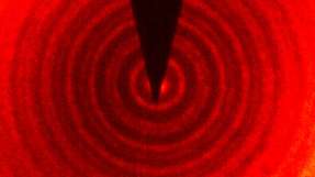 Mit einem Strahl aus Heliumatomen haben sie eine dünne Membran aus Graphen durchleuchtet. Die Materiewellen des Atomstrahls erzeugen hinter der Membran ein charakteristisches Wellenmuster.