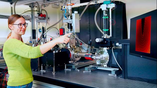 In ihrem Laboraufbau haben die DLR-Forschenden Atome in einem Strahl auf bis zu zwei Millionen km/h beschleunigt und damit eine Graphenprobe durchleuchtet. Die Materiewellen des Atomstrahls geben Aufschluss über die atomare Struktur auch von strahlungsempfindlichen Proben.
