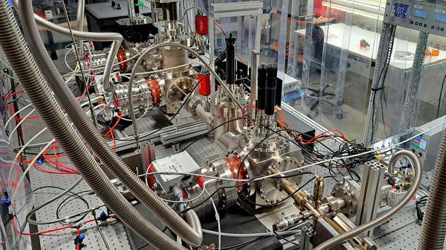 In einer Vakuumkammer trifft der Atomstrahl auf eine Festkörperprobe. Ein Detektor nimmt das dabei entstehende Beugungsmuster der Materiewellen auf.