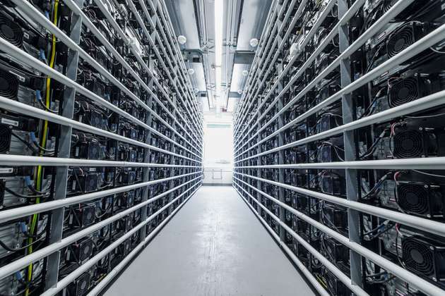 Ein Blick ins Innere eines Batteriespeicher-Containers: Bis Ende 2030 plant Verbund, insgesamt 1 GW an Batteriespeicherkapazitäten zu installieren.