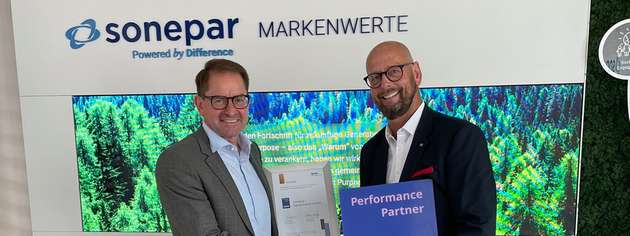 Dr. Marc Wucherer, CEO von Lenze überreicht Ulf Böing, Direktor Vertrieb Industrie von Sonepar Deutschland, das Partnerzertifikat.