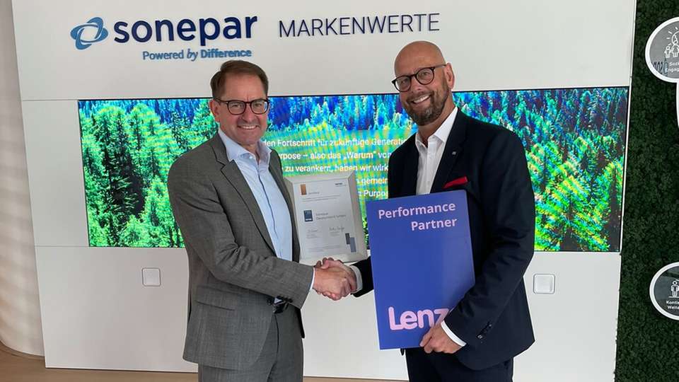 Dr. Marc Wucherer, CEO von Lenze überreicht Ulf Böing, Direktor Vertrieb Industrie von Sonepar Deutschland, das Partnerzertifikat.