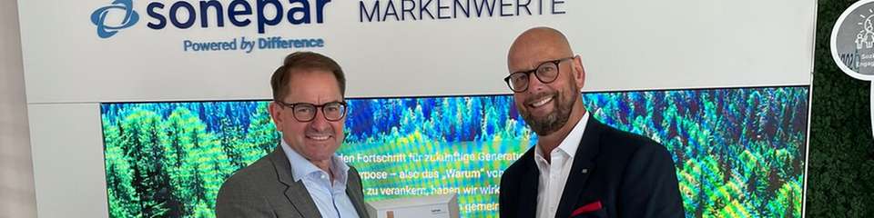 Dr. Marc Wucherer, CEO von Lenze überreicht Ulf Böing, Direktor Vertrieb Industrie von Sonepar Deutschland, das Partnerzertifikat.