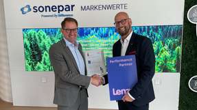 Dr. Marc Wucherer, CEO von Lenze überreicht Ulf Böing, Direktor Vertrieb Industrie von Sonepar Deutschland, das Partnerzertifikat.