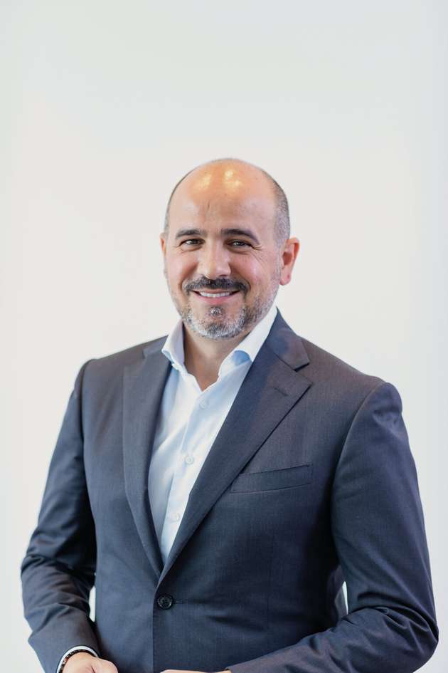 Dieter-Friedrich Sauer, Mitglied der Geschäftsleitung und Senior Director, Dassault Systèmes: Erfolgreiche Prozesse stehen und fallen mit der Qualität der Daten. Ohne eine solide Datenbasis lassen sich selbst die besten Modelle nur schwer umsetzen – und dies bremst Innovation, Effizienz und Wettbewerbsfähigkeit. Gerade in Unternehmen, in denen Maschinen und Systeme oft jahrzehntelang im Einsatz sind, ist die Realität jedoch komplex: Viele Informationen sind verstreut, nicht einheitlich strukturiert oder veraltet. Hinzu kommt die Aufgabe, Daten aus unterschiedlichsten Quellen in ein konsistentes Gesamtbild zu integrieren. Unser Ansatz bei Dassault Systèmes: Wir setzen bewusst auf den virtuellen Zwilling, der weit über eine reine CAD-basierte Darstellung hinausgeht. Eingebettet in eine vernetzte, digitale Umgebung wird dieser virtuelle Zwilling auf Basis von Echtzeitdaten kontinuierlich weiterentwickelt und ermöglicht Konfigurationen, Simulationen, Wartungen oder Schulungen. Damit liefert der virtuelle Zwilling eine dynamische Grundlage für fundierte Entscheidungen – über den gesamten Lebenszyklus von Maschinen oder Anlagen hinweg.