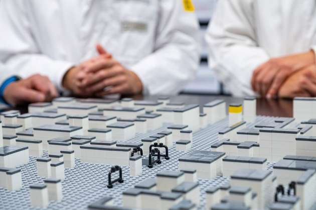 Digital im Hintergrund, analog für die Optik: Im Rahmen der Digitalisierung können räumliche Zusammenhänge greifbar mit Spielsteinen dargestellt werden.