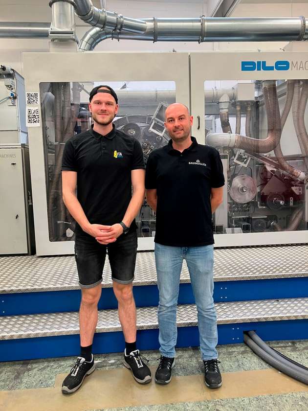 Philip Mosler vom ITA und Frank Kästner von Baumüller verfolgen ein gemeinsames Ziel: Die Steigerung des Rezyklatanteils in der Vliesstoffherstellung durch die Erhebung und Auswertung von Daten und den Einsatz von KI.
