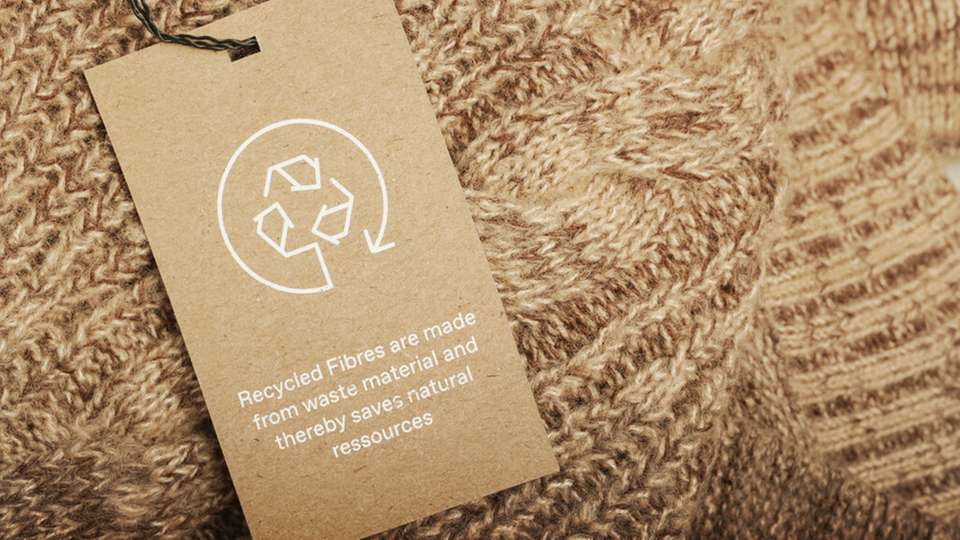 Bei der Wiederverwertung von zum Beispiel nicht nutzbarer Kleidung aus der Altkleidersammlung ist nicht bekannt, wie sich das Recyclingmaterial im Herstellungsprozess verhält – bislang ein Grund, den Einsatz zu vermeiden.