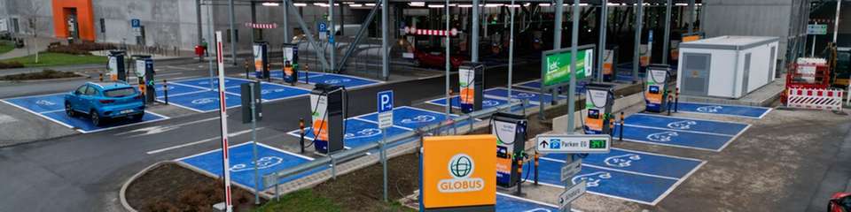 Seit April 2024 stattet die EnBW Globus-Markthallen in ganz Deutschland, wie hier in Eschborn, mit modernen Ladestationen aus.