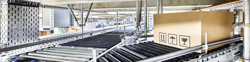 Der rund 250 m lange zentrale Ringförderer von Arvato SE wurde mit PC-based Control, One Cable Automation und rund 200 EP-Box-Modulen für Rollenantriebe umfassend modernisiert.