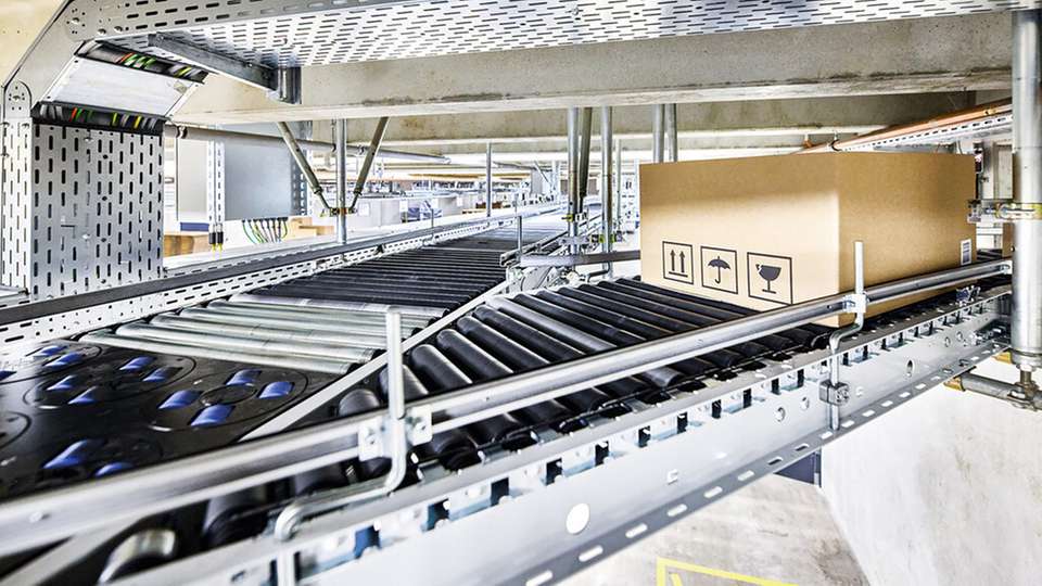 Der rund 250 m lange zentrale Ringförderer von Arvato SE wurde mit PC-based Control, One Cable Automation und rund 200 EP-Box-Modulen für Rollenantriebe umfassend modernisiert.